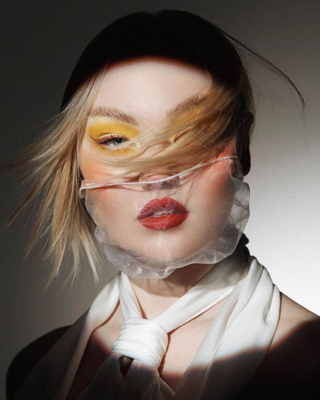 ValGarlandのインスタグラム：「#AMomentInMustard 💥💥💥💥  @fallon_havanna wearing @lorealparis Le Liner Signature in 04 and Paradise Mascara for @elleuk March 2021  Photography @stefgalea  Stylist @joannaschlenzka  Make Up @thevalgarland @lorealparis  Hair @pauljoneshair  Nails @amistreets   #StephanieGalea #ValGarland #ElleUK」