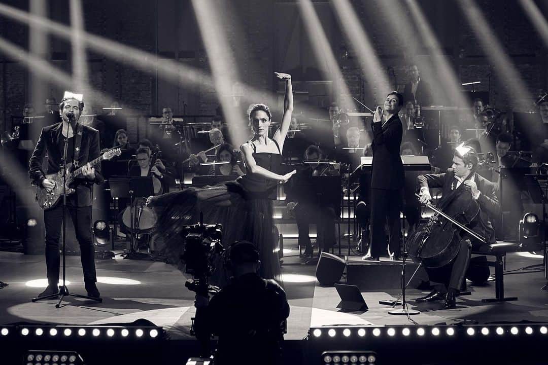 ドロテ・ジルベールのインスタグラム：「Symphonie pour la vie.  Aux côtés de @m_chedid @gautiercapucon @thomas.dutronc et tous les artistes. 📷 : @jamesbort Agent : @albane.cleret  Robe : @dior  Hair: @johnnollet Paris by @thibaudsalducci  Makeup : @sweetmayia & @diormakeup . #albanecleretimageagency #dior #mathieuchedid #gautiercapucon #thomasdutronc」