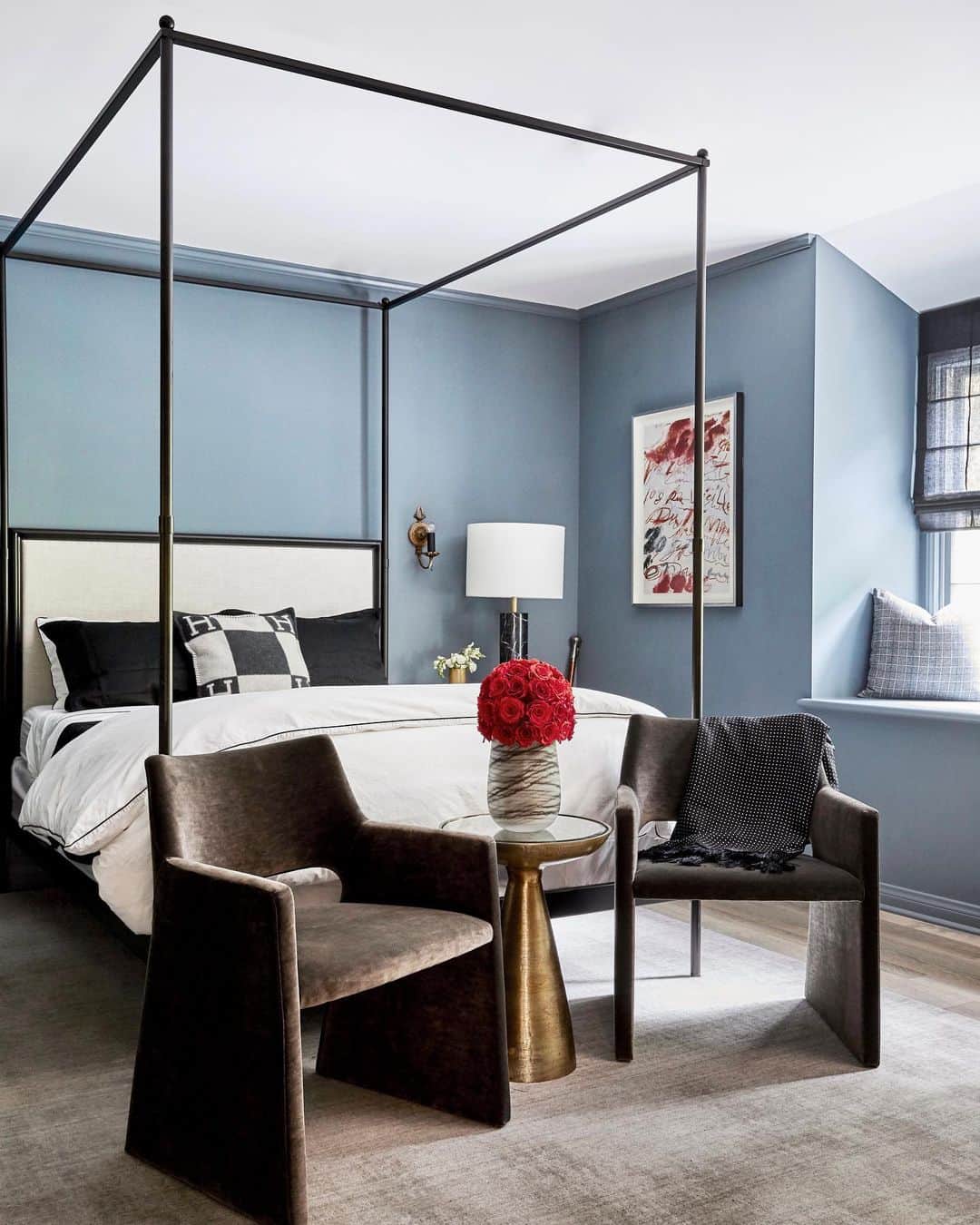 Roxy Sowlaty Interiorsのインスタグラム：「For our guest room I went a little moody 💙 @archdigest」
