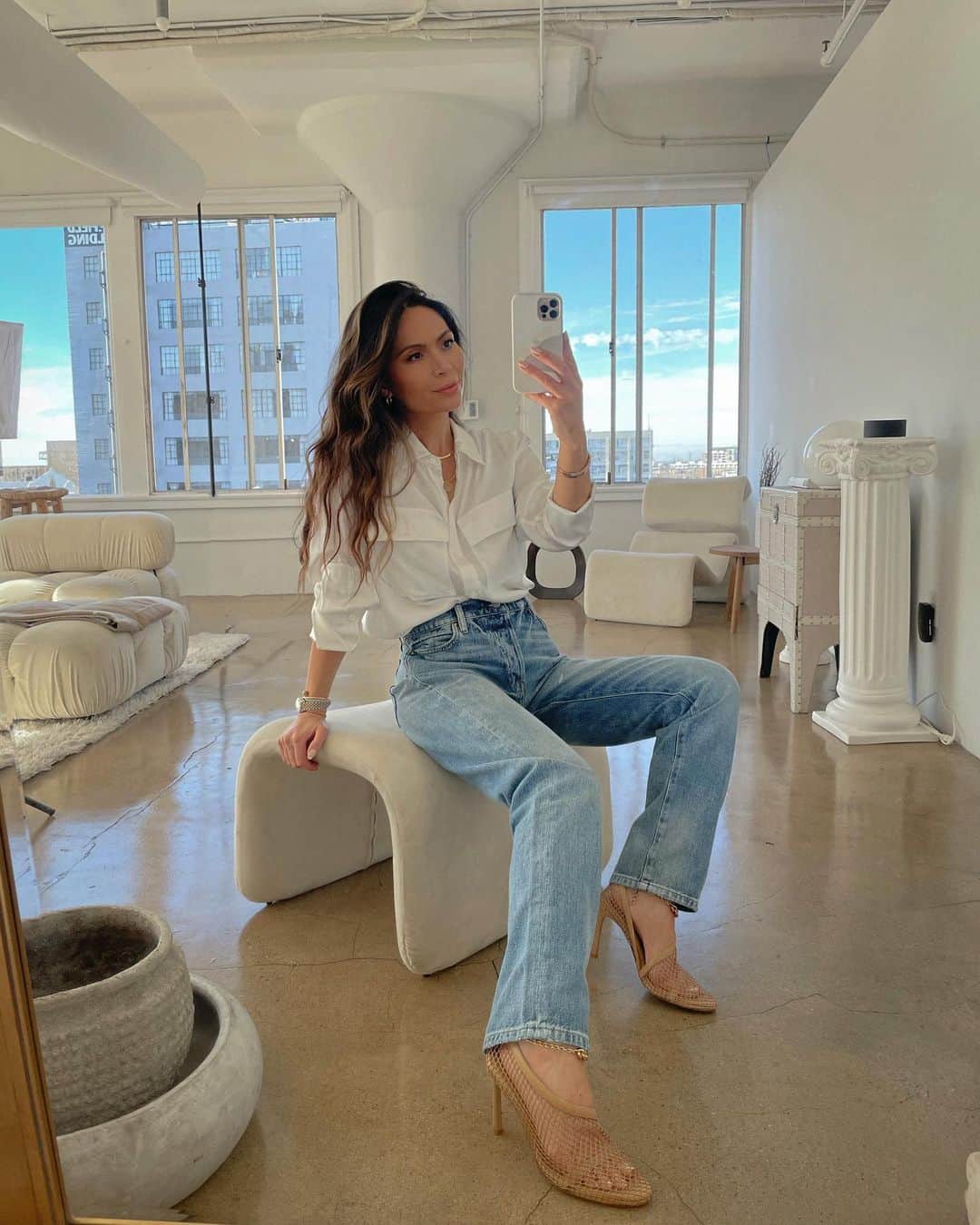 Marianna Hewittさんのインスタグラム写真 - (Marianna HewittInstagram)「A classic look that is simple, chic and most of all *comfortable* I’m wearing all @frame — a wash and go silk top and le slouch jeans from their sustainable denim collection. I always feel so put together in their styles that are inspired by the model off duty style. Use code MARIANNA20 for 20% off your first order #FRAMEByYou #ad」2月11日 1時50分 - marianna_hewitt