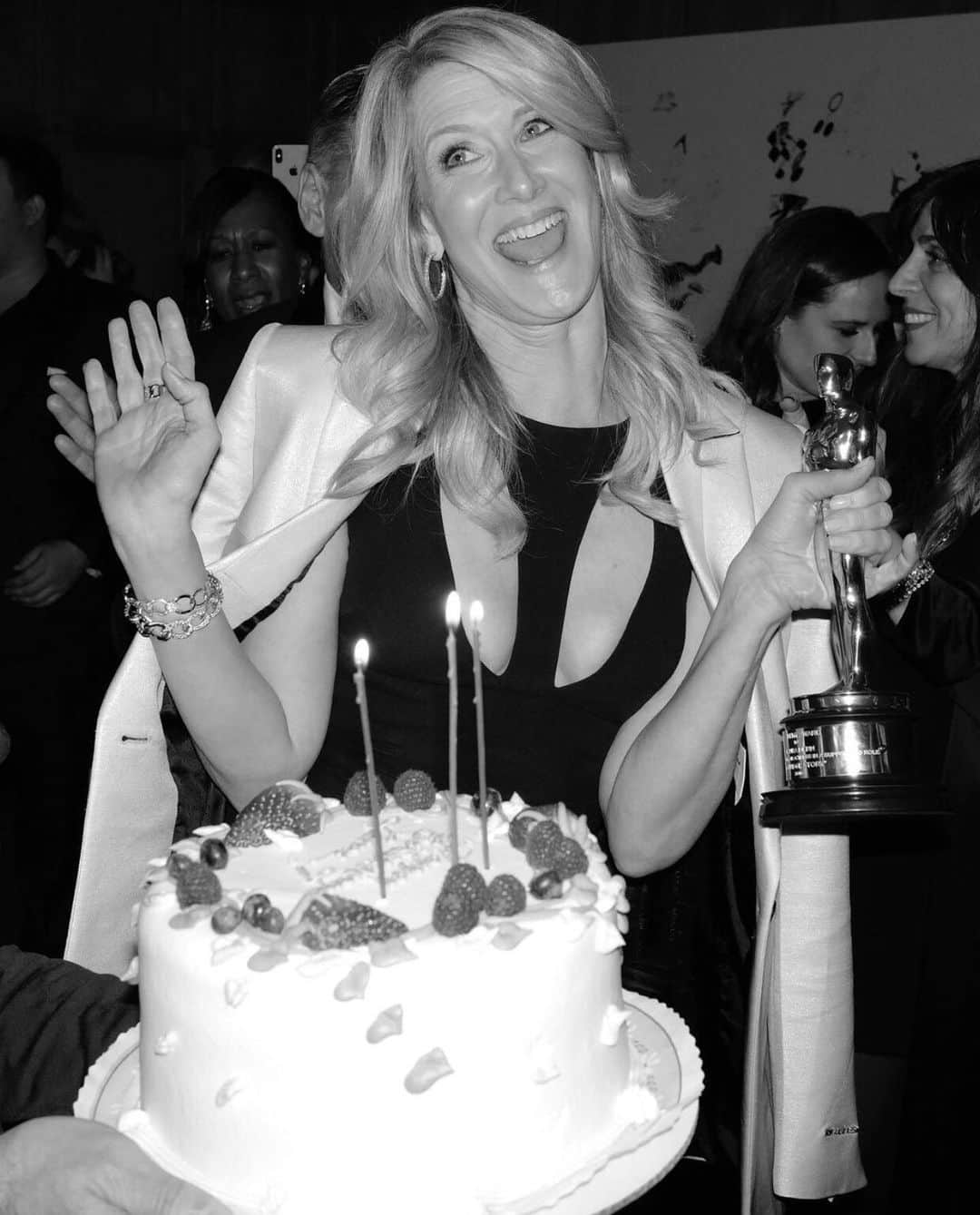 リース・ウィザースプーンのインスタグラム：「Time to celebrate this queen @lauradern! Happy Birthday to my bonus sister / my comedy inspiration /  my empathy guide for the universe / my partner in all big schemes. I’m so happy you were born today! 💫💓」