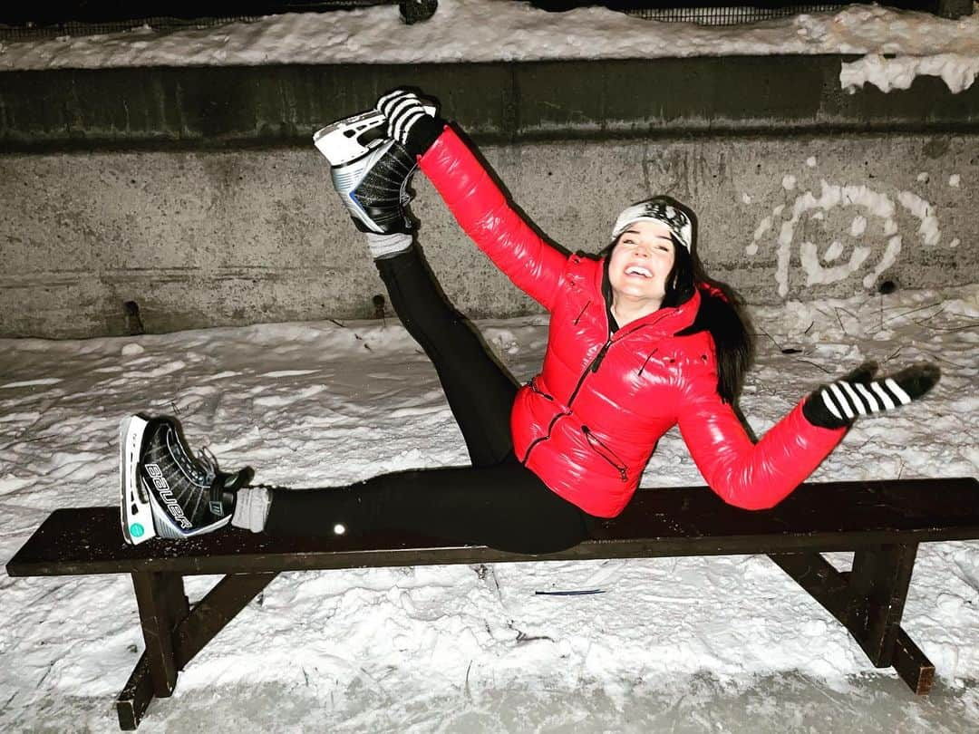 マリー・アヴゲロプロスさんのインスタグラム写真 - (マリー・アヴゲロプロスInstagram)「When treading on thin ice , you best learn how to skate on it ❄️⛸ . . . . . . #canadian #skating @mackage #learningthroughplay #gooutside #outdoorsyaf」2月11日 1時50分 - marieavgeropoulos