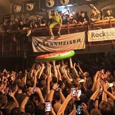 Zebraheadさんのインスタグラム写真 - (ZebraheadInstagram)「Our crazy alien @snuckout getting into mischief at @muze.backstage in Hannover, Germany last year.  He sure likes surfing those watermelons!  📷 by @nickneuenhausphotography  #Zebrahead #braininvaders #mfzb #surfingaliens #hannover」2月11日 1時52分 - zebraheadofficial