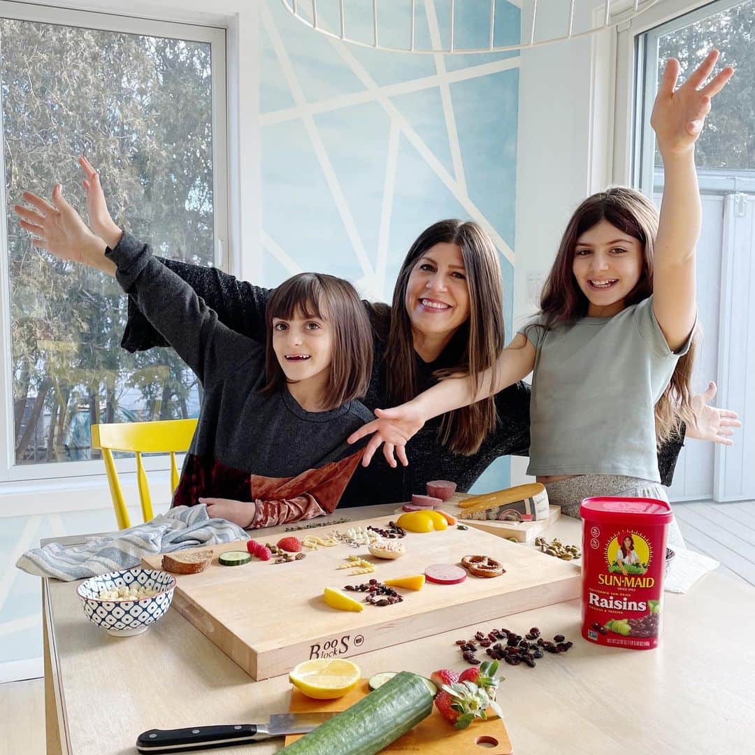 Ilana Wilesのインスタグラム：「I have always put an emphasis on creativity in our house, and lord knows we’ve all had to get extra creative with how we entertain ourselves over this past year. Especially if you don’t want your kids to spend every waking moment on their screens. I feel lucky that my job includes lots of fun family projects, like figuring out a way to announce @SunMaid’s new Board of Imagination. It’s all a part of their new campaign devoted to imagination, just like the many ways they’ve reimagined raisins over the years. Dark chocolate yogurt covered raisins, watermelon sour raisin snacks, and my favorite plain old fashioned raisins. At first we were just going to make food art, but then we decided to see if we could find a food to represent each letter. Swipe left. How did we do??? Sun-Maid is currently selecting five kids for their Board of Imagination. Each kid will win a $5,000 scholarship, plus another $5,000 for their school, a year supply of snacks for their classmates, and have the opportunity to attend virtual board meetings and a future trip to the Sun-Maid headquarters! Go to the link in my bio to find out how to enter! #ImagineThat #sunmaid #ad」
