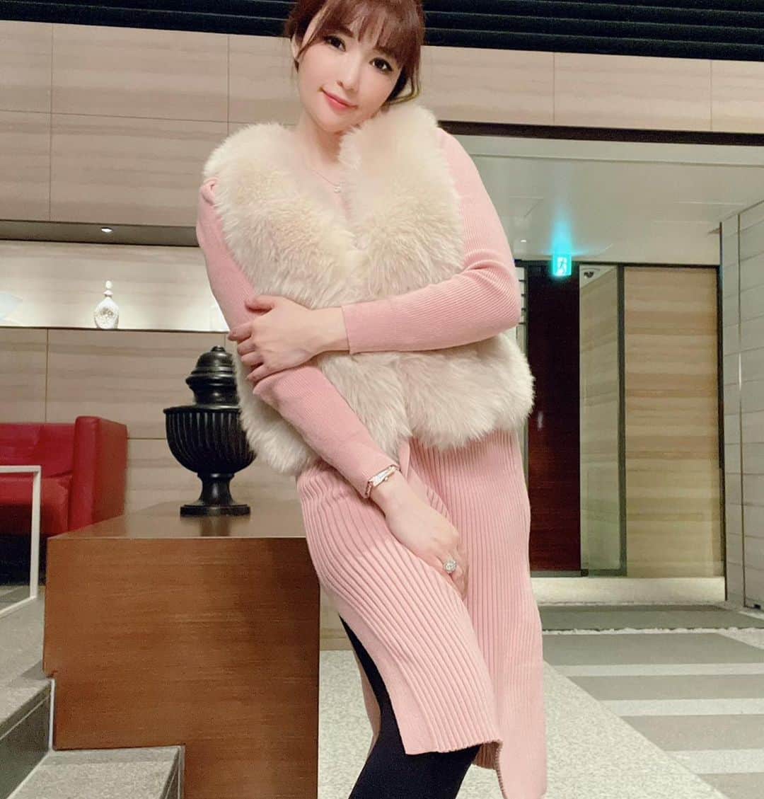 森下悠里さんのインスタグラム写真 - (森下悠里Instagram)「大好評のニットワンピ ピンク、グレー、ベージュがあるよ💓 ご注文沢山いただいてます✨✨ - スリット入ってて可愛いの✨ - 寒い日はもともこファーと一緒に💓 - #starlabel #op #dress #knit」2月11日 2時02分 - yuurimorishita