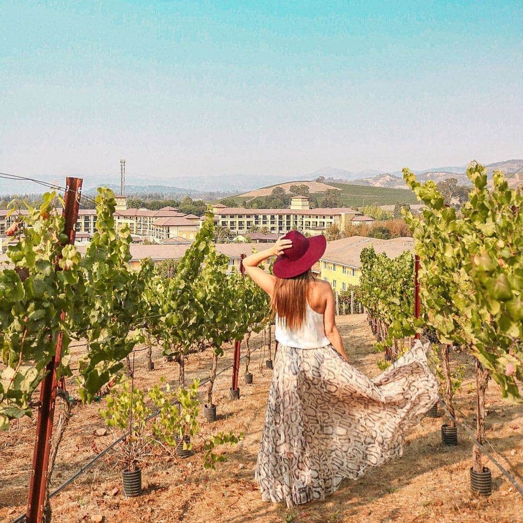 Visit The USAのインスタグラム：「Wine tasting and a spa day in Napa Valley, California? Sign us up! 🍷 🧖‍♀️ 🧖‍♂️ Napa Valley has over 30 day spas, resorts, and wellness centers to achieve the ultimate rest and relaxation. The Meritage Resort and Spa is also right on a vineyard, so after your spa day, you can enjoy a glass of 🍷 . Tag your bestie who would love this trip! #VisitTheUSA  📸 :@kelseyjomcintosh」