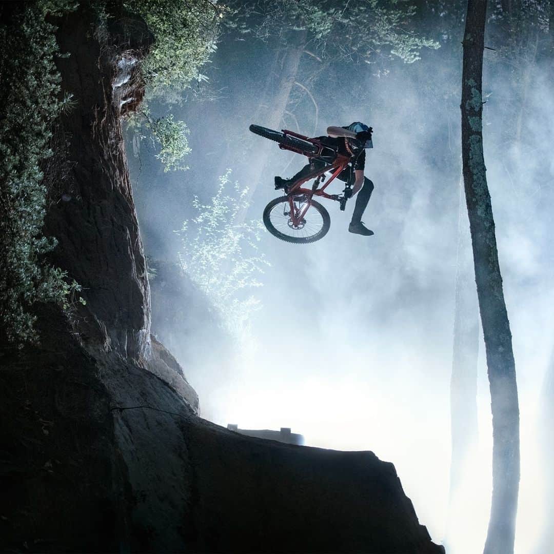 のインスタグラム：「When the creative evolution of @thomasgenon’s riding merged with that of @jbliautard’s photography, art was inevitable.  Hit the link in our bio to see ‘The Art of MTB’ story. #ShimanoMTB #MakeYourMark 📷  @jbliautard」