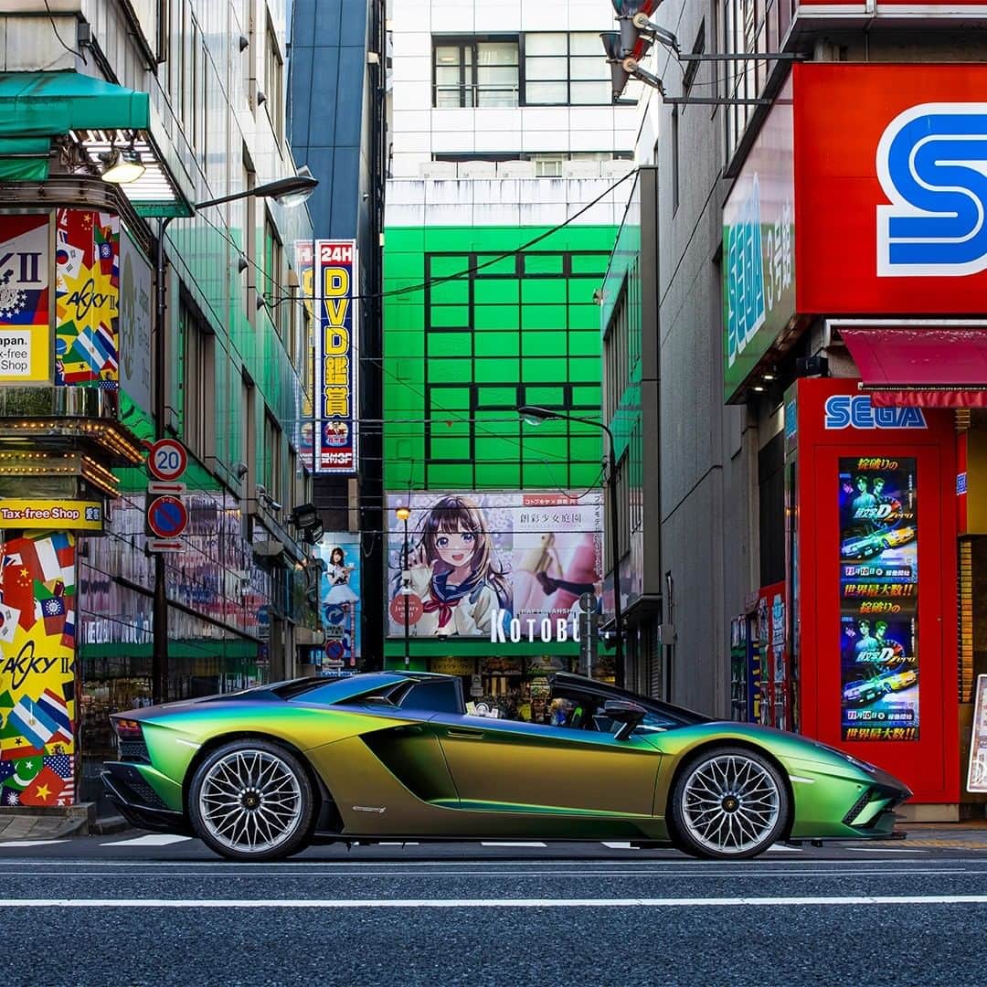 ランボルギーニのインスタグラム：「Inspired by the Tuscany chapter of our project ‘With Italy, For Italy’, Japanese artist Takaaki Tsukahara took our Aventador S Roadster on a pop journey through the streets of Akihabara, at the crossroad where reality and fantasy meet.   #Lamborghini #AventadorSRoadster #WithItalyForItaly」