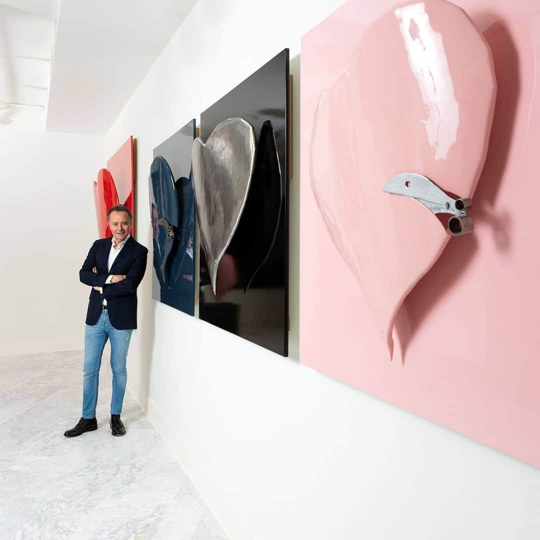 ウノデシンクエンタのインスタグラム：「La creación de nuestras joyas de autor siempre ha nacido de la idea del arte. Ahora estas dos vertientes creativas se dan la mano en un espacio único, donde Arte y Joyas son un todo. Descubre más sobre nuestra Boutique Galería de Arte en nuestra web. #UNOde50ArteyJoyas  The creation of our signature jewelry has always been born from the idea of art. Now these two creative aspects come together in a unique space, where Art and Jewelry are a whole. Find out more about our Boutique Art Gallery on our website. #UNOde50ArtandJewelry」