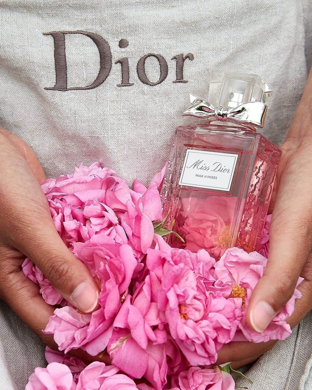 クリスチャンディオールさんのインスタグラム写真 - (クリスチャンディオールInstagram)「MISS DIOR ROSE N’ ROSES Lively and vibrant, Miss Dior Rose N’Roses immediately sweeps us away into an ocean of fresh petals, into the middle of an endless field of flowers. • #DiorParfums #MissDiorForLove @diorparfums」2月11日 2時00分 - dior