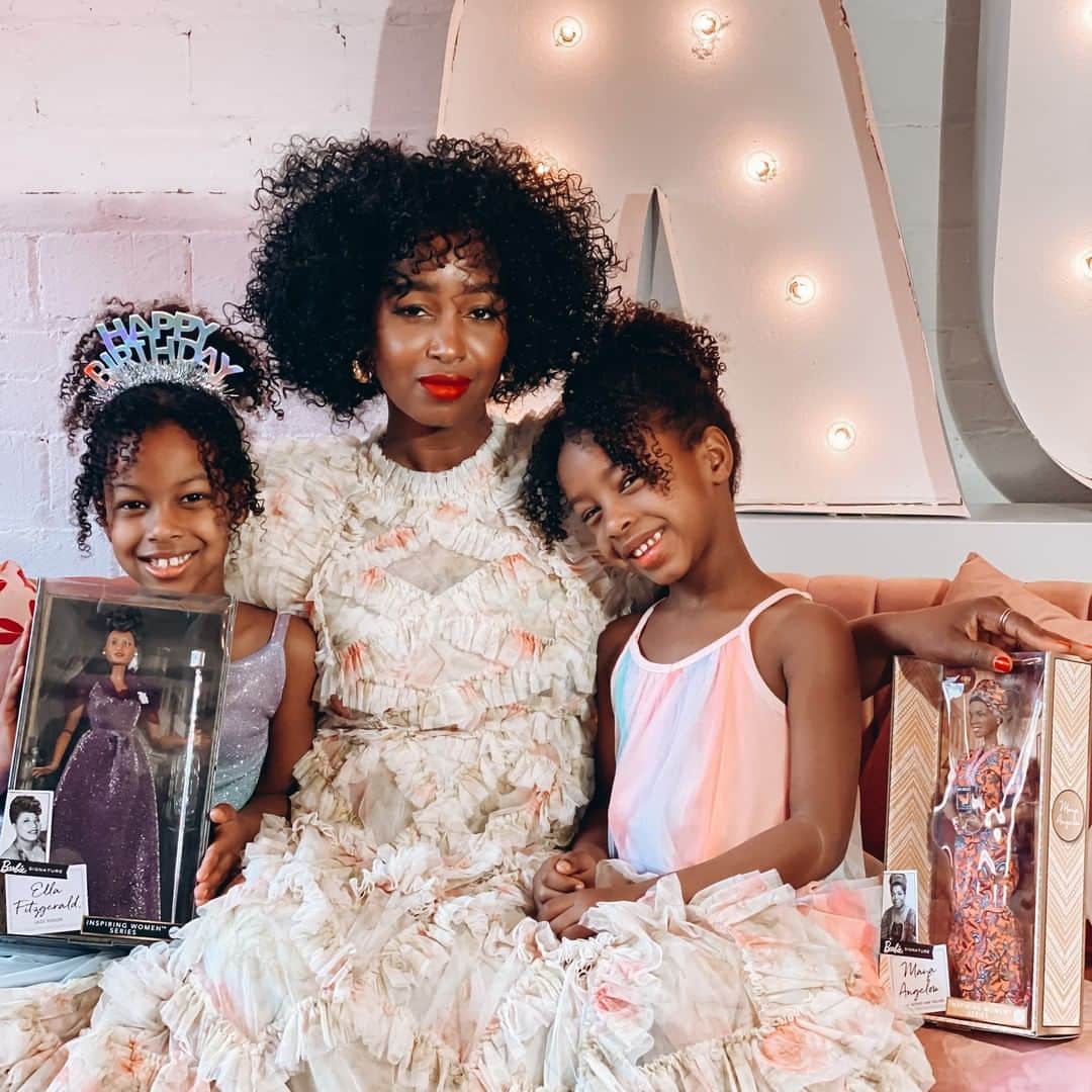 バービーのインスタグラム：「Playtime is powerful, and representation makes a difference. By unboxing a range of Black #Barbie fashion, career, and Inspiring Women dolls with her daughters, @theyusufs are able to start conversations about their own dreams for the future with dolls that reflect themselves.」