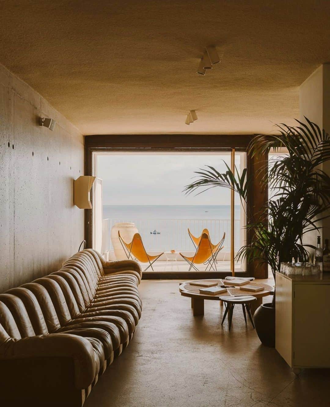 カンパニードプロバンスのインスタグラム：「📍 Les roches rouges, Saint-Raphaël. Une vue magique et reposante que l'on savoure en attendant les beaux jours et les petits weekend 🌞⁠ --⁠ 📍 Les roches rouges, Saint-Raphaël. A magical and relaxing view in the South of France, as we wait for sunny days and weekend getaways to come back 🌞」