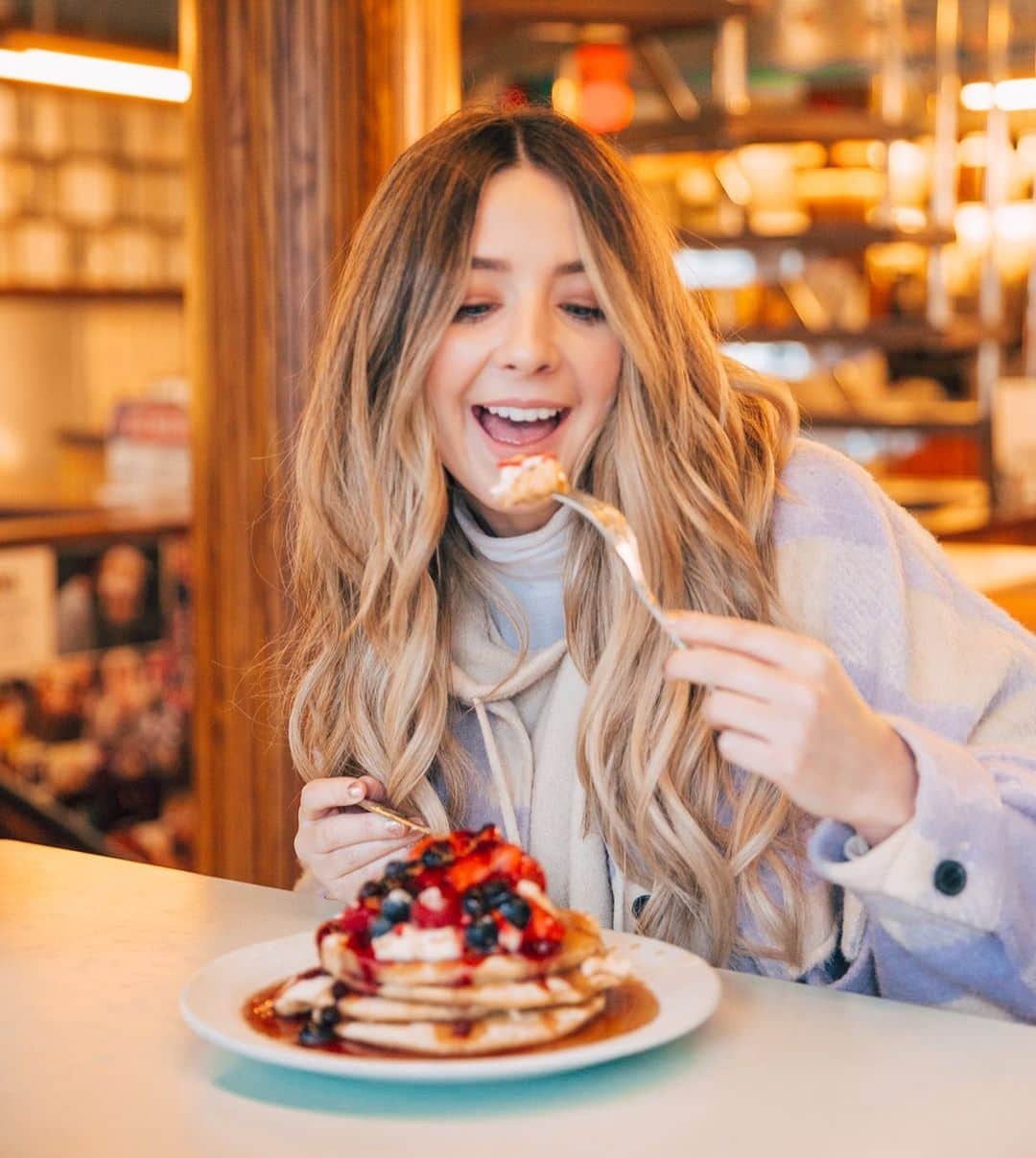 ゾーイ・サグのインスタグラム：「From a Creme Egg Calzone to fluffy Japanese Pancakes we can't wait to excel ourselves next Tuesday. So, In the spirit of making the every day feel that bit more magic, find a bunch of edgy pancake recipes on zoella.com to make you question every former Shrove Tuesday snack you’ve ever shared with your mouth!」