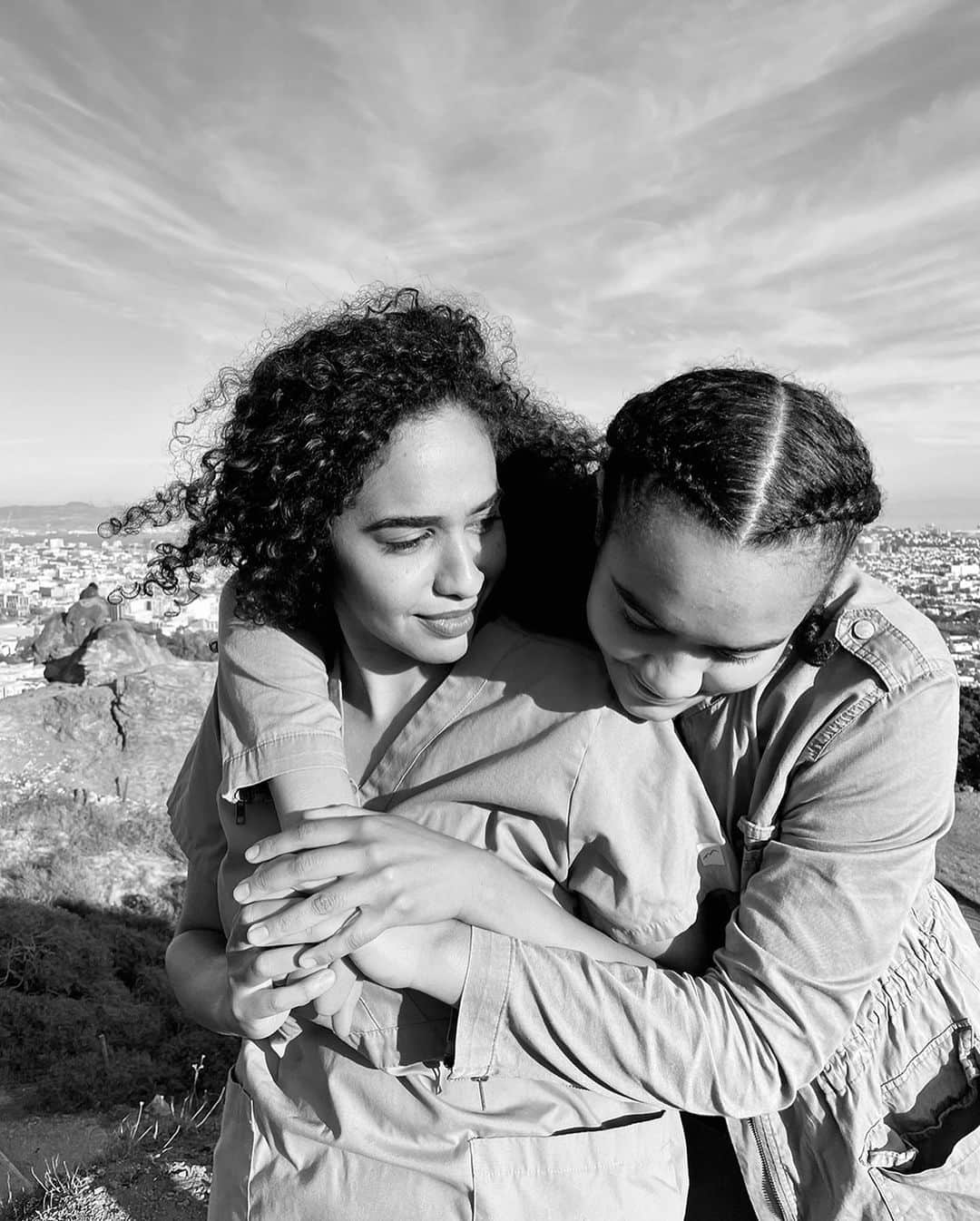 appleさんのインスタグラム写真 - (appleInstagram)「Hometown Series — Day 10 of 32: Oakland by @iamkamalx. Commissioned by Apple. “I think it’s very important to lean into your own experience with the city. And for me, what makes the Bay so special is the people that represent this wonderful place. My goal was to capture the originality and vibrance of a few individuals that help make this place a home for me. These photos are a strong representation of the emotions I feel when it comes to the Bay.” #ShotoniPhone by Kamal X」2月11日 2時01分 - apple