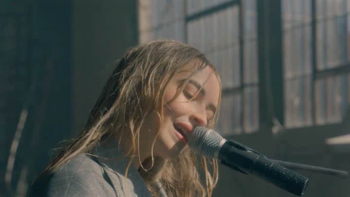 サブリナ・カーペンターのインスタグラム：「performed skin live for the first time on @latelateshow 🌧  thank you so much for having me!」