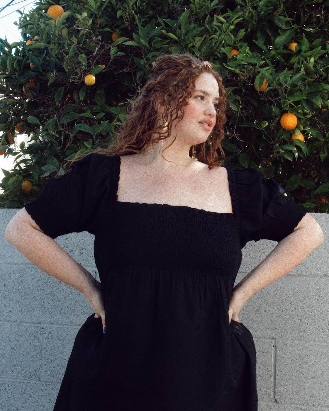 ブリー・キッシュのインスタグラム：「living in my Nap Dress from @hillhouse 🍊✨ i absolutely adore the feminine neckline and simplicity of it. i really value a clothing piece that is so effortlessly gorgeous and can be a staple in my closet ☁️ #ad」