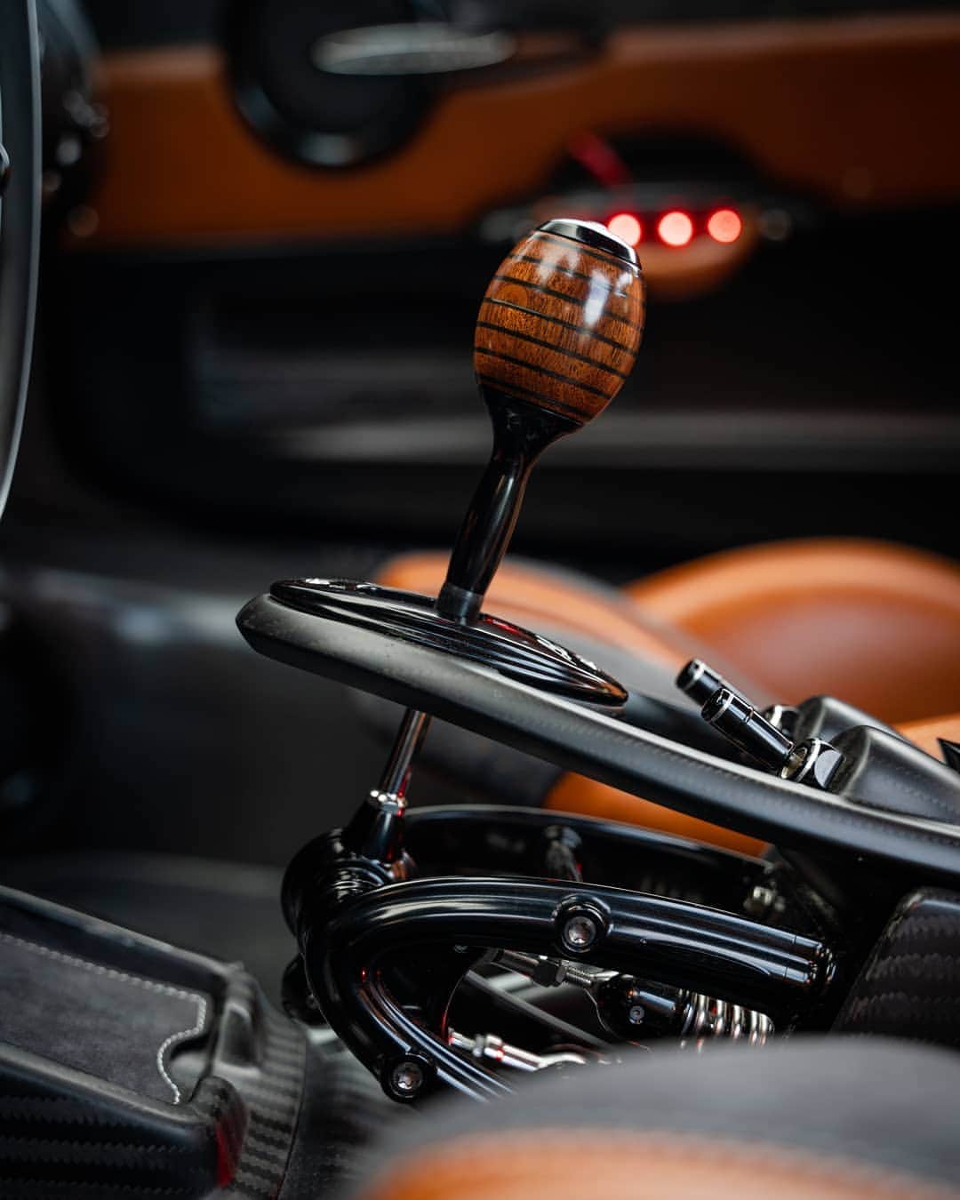 パガーニ・アウトモビリのインスタグラム：「The carbo-wood gear knob of the Roadster BC is a perfect example of Da Vinci's principle applied on a Pagani.  According to Leonardo, art and science are two disciplines that can walk hand in hand; this 500-year old motto still inspires us every single day.  #pagani #huayra #roadsterbc  Amazing pic by @jagotz」