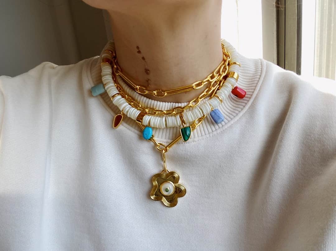 リジー フォルトゥナートのインスタグラム：「Our brand manager @marykateandsmashley in 2 of my personal favs 〰️ The Form and Color Necklace with primary-hued malachite, turquoise and coral drops (I’m very into this with a striped T too!) & the Nana Pendant paired with the long Porto Chain 🔹 The pendants are now sold separately 😍 so you can get creative and add them to necklaces you already own 💫 We’re all about styling these pieces multiple ways so you can get a lot of mileage out of them! 🚘 #lizziefortunato」