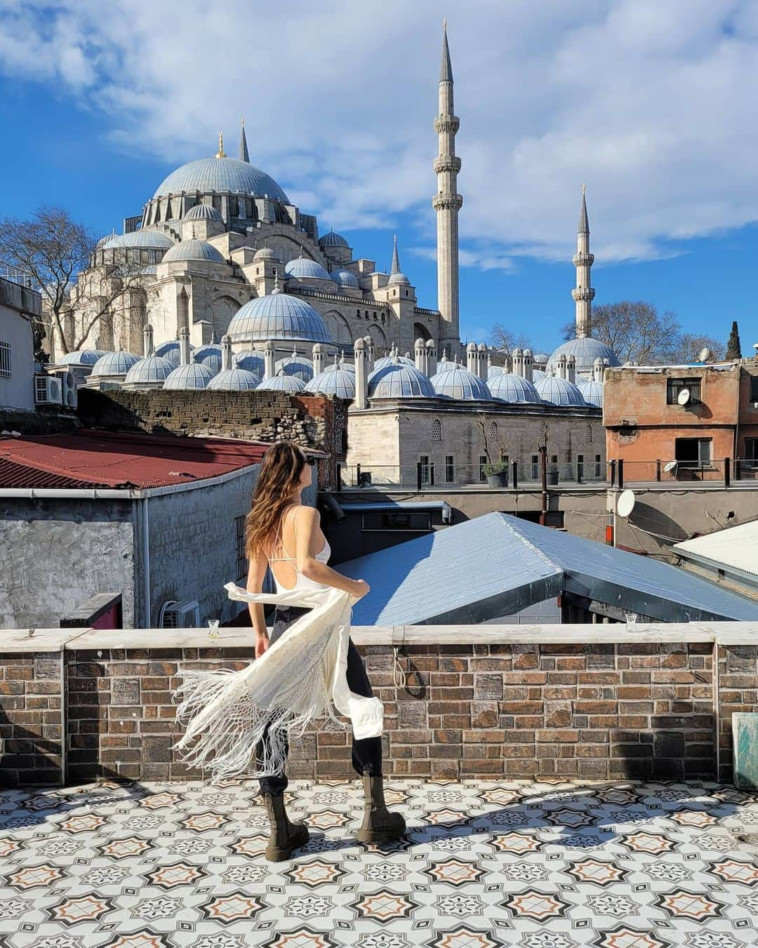 メリティナ・スタニウタさんのインスタグラム写真 - (メリティナ・スタニウタInstagram)「Playing with a wind  ⠀ #istanbul #turkey #samsungbelarus #galaxyzflip #wind #girl #roof #rooftop #photo #sun」2月11日 2時07分 - melitinastaniouta