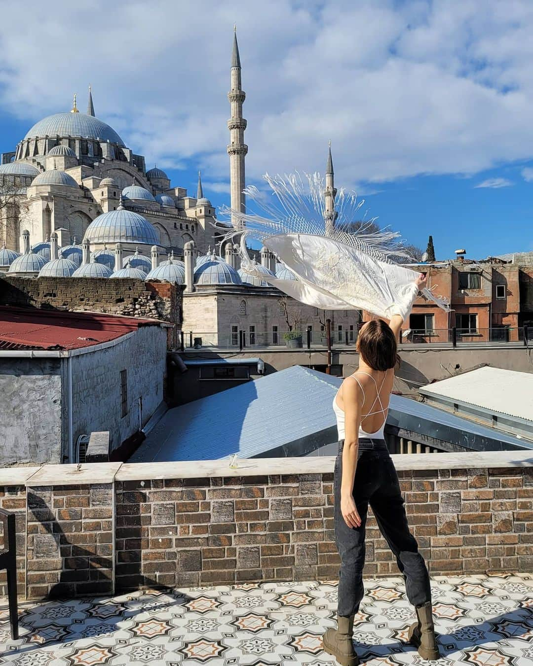 メリティナ・スタニウタさんのインスタグラム写真 - (メリティナ・スタニウタInstagram)「Playing with a wind  ⠀ #istanbul #turkey #samsungbelarus #galaxyzflip #wind #girl #roof #rooftop #photo #sun」2月11日 2時07分 - melitinastaniouta