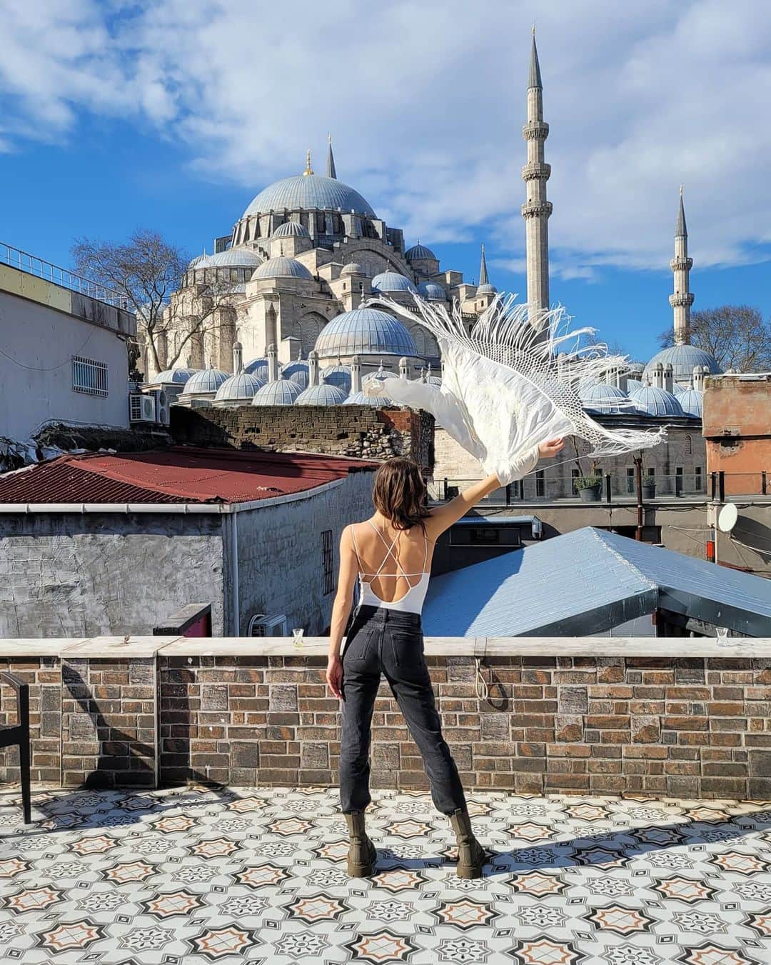 メリティナ・スタニウタさんのインスタグラム写真 - (メリティナ・スタニウタInstagram)「Playing with a wind  ⠀ #istanbul #turkey #samsungbelarus #galaxyzflip #wind #girl #roof #rooftop #photo #sun」2月11日 2時07分 - melitinastaniouta