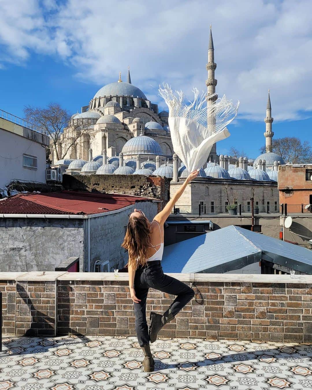 メリティナ・スタニウタさんのインスタグラム写真 - (メリティナ・スタニウタInstagram)「Playing with a wind  ⠀ #istanbul #turkey #samsungbelarus #galaxyzflip #wind #girl #roof #rooftop #photo #sun」2月11日 2時07分 - melitinastaniouta