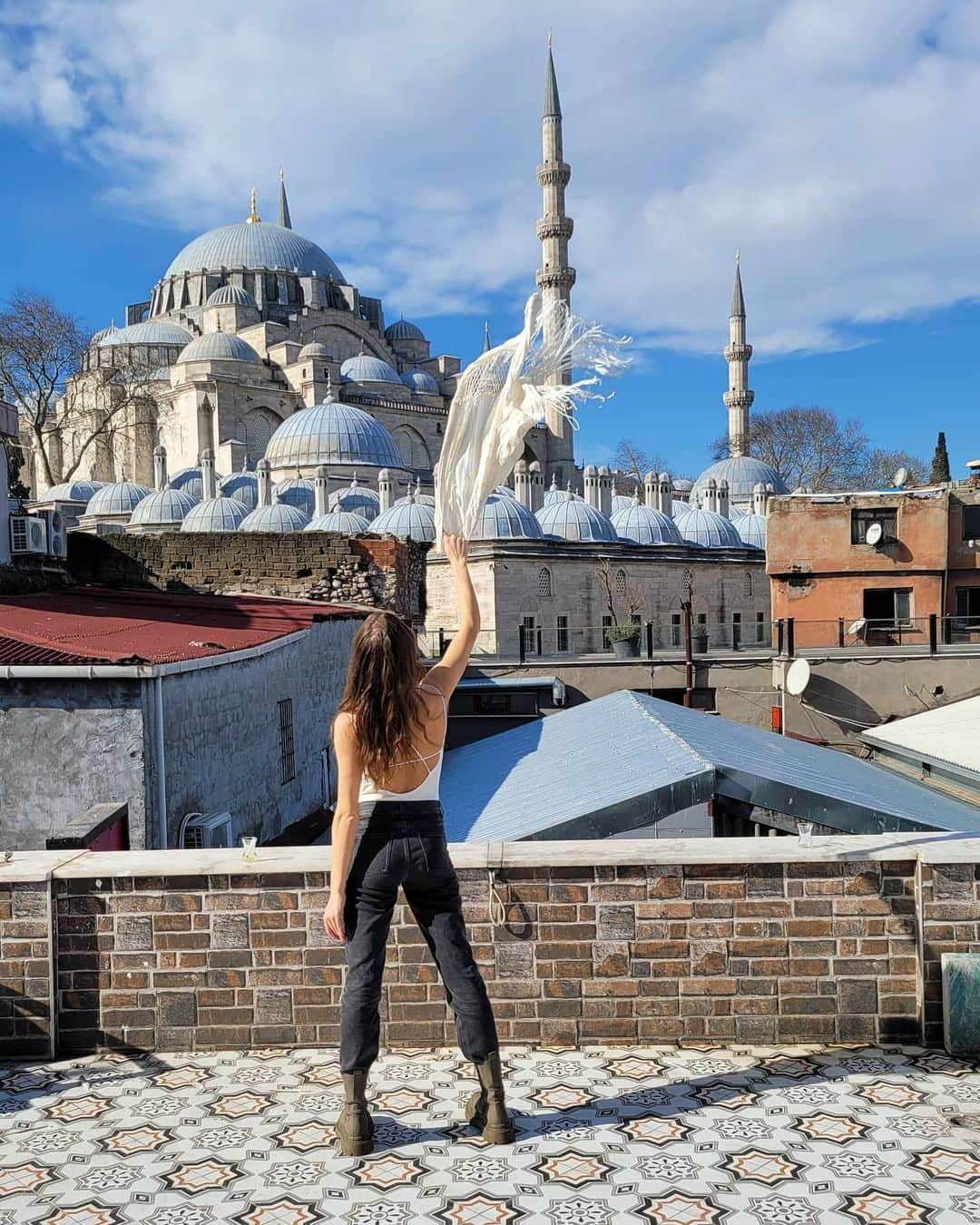 メリティナ・スタニウタさんのインスタグラム写真 - (メリティナ・スタニウタInstagram)「Playing with a wind  ⠀ #istanbul #turkey #samsungbelarus #galaxyzflip #wind #girl #roof #rooftop #photo #sun」2月11日 2時07分 - melitinastaniouta