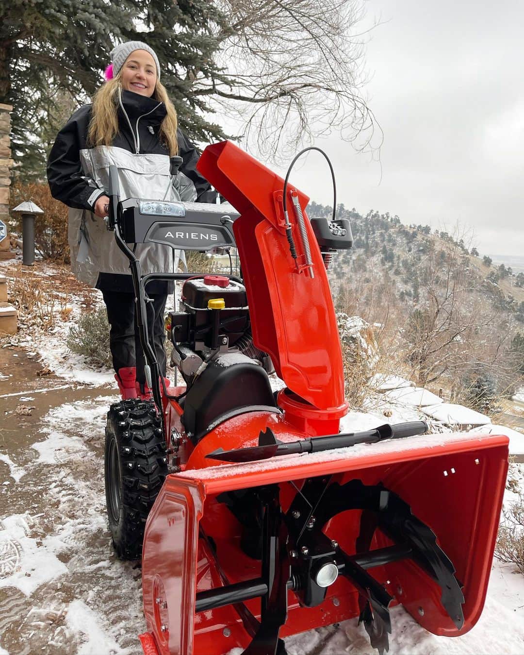 サッシャ・ディギーリアンのインスタグラム：「Ready for the snow ❄️ ⛄️🙋🏼‍♀️!!! My friends that have come up to my house are familiar with my notorious driveway... so I have to say thank you @ariens for this epic snowblower 👏🏼✨  - I'm proud to announce my new partnership with AriensCo! Ariens has commited to supporting large conservation projects, promoting the use of emissions-free outdoor power equipment and helping maintain our precious outdoor spaces. This family-owned company has been making world-class lawnmowers and snowblowers in Wisconsin for almost 100 years. AriensCo has a strong set of core values that include promoting honesty, living up to your committments and encouraging intellectual curiosity. I'm super excited to be part of the team and I'll be working with the company on several initiatives.   I will be using Ariens equipment to help maintain The #digidojo , my training grounds in Colorado and I'm looking forward to helping the company succeed in its corporate conservation efforts. I hope that you'll get a chance to check out Ariens and follow us on our journey together over the next few years!  #Ariens #corporateconservation」