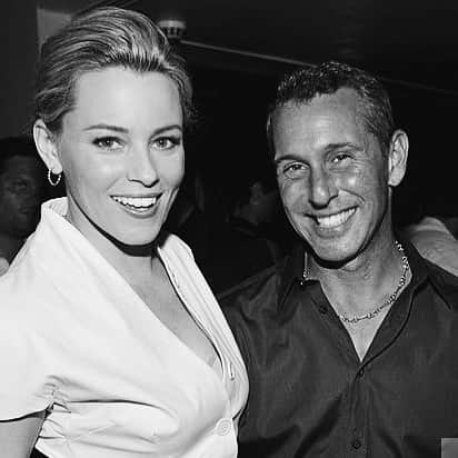 アダム・シャンクマンのインスタグラム：「Happy happy birthday to my smart, gorgeous, talented, and hella brilliant movie trivia pal @elizabethbanks . Your friendship and support during this last year has been of a value that I will never be able to meaningfully express to you. I am looking forward to many more birthday celebrations in tandem with blood battle game play and never ending love. ❤️」