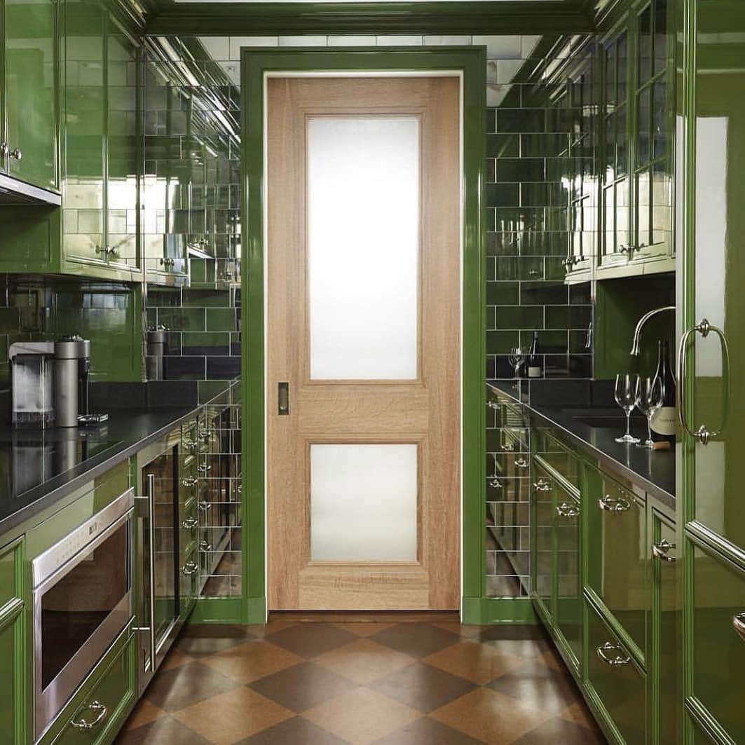 Homepolishのインスタグラム：「Add high polish and high drama through lacquered cabinetry to bring wealth, growth, and prosperity. Design by @tomscheerer, architecture by @jbmarchitect, photographed by @pieterestersohnphoto.  For more design inspo and pro tips, visit the link in bio.」