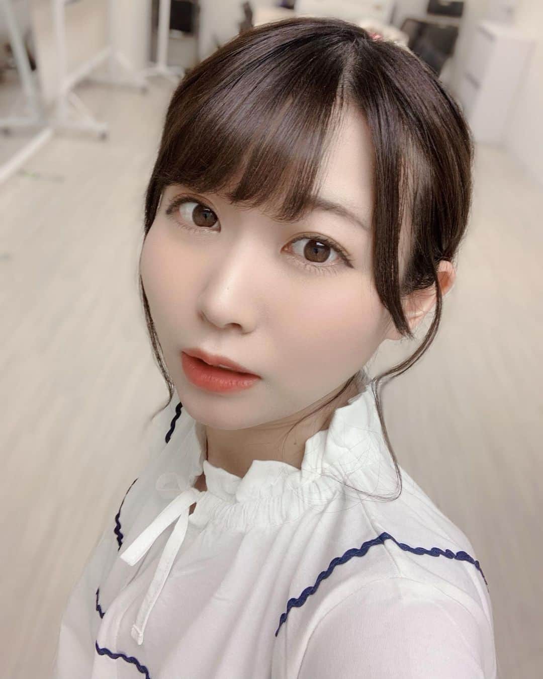 福島ゆかのインスタグラム：「：髪を染め直しました。  髪色の名は、、、  名は、、、、  ふつうのブラウン。 とでも言っておきましょう。  #名を聞きそびれた #痛恨のミス #でもダークブラウンぽいし #多分そうなんです #いや #アッシュ #かもしれない #グレーアッシュ #いつもグレーアッシュだから #暗めカラー  #髪 #ヘアカラー #ヘアアレンジ #髪型  #髪色 #髪色チェンジ  #ヘアカラーアッシュ  #カラー #美容室 #福島 #福島県」