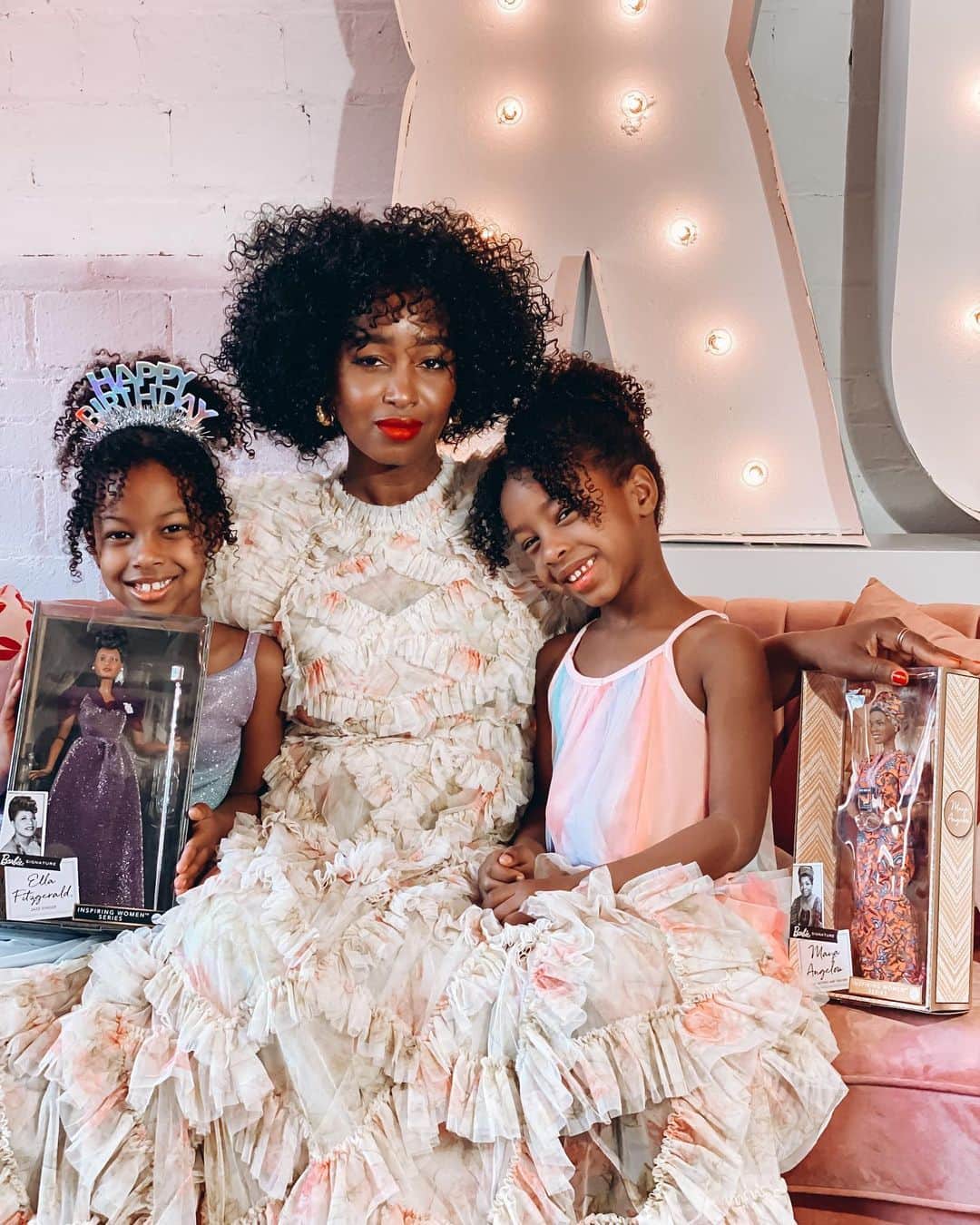 バービーのインスタグラム：「Playtime is powerful, and representation makes a difference. By unboxing a range of Black #Barbie fashion, career, and Inspiring Women dolls with her daughters, @theyusufs are able to start conversations about their own dreams for the future with dolls that reflect themselves.」