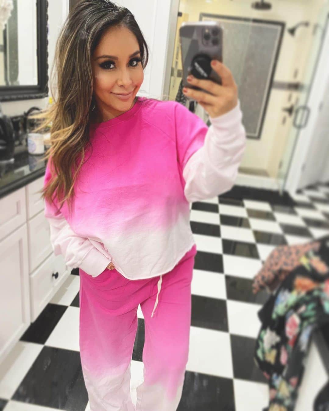 ニコール・ ポリッツィのインスタグラム：「New loungies 🎀 @thesnookishop」
