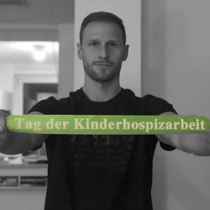 ベネディクト・ヘーヴェデスさんのインスタグラム写真 - (ベネディクト・ヘーヴェデスInstagram)「Der bundesweite „Tag der Kinderhospizarbeit“ macht jeweils am 10. Februar (erstmalig im Jahre 2006) auf die Situation von Kindern und Jugendlichen mit lebensverkürzender Erkrankung und deren Familien aufmerksam. Das gemeinsame Band soll die betroffenen Familien mit Freunden und Unterstützern symbolisch verbinden, gerade in der jetzigen Zeit. @deutscher_kinderhospizverein #ambulanterkinderhospizdienstsüdlichesmünsterland」2月11日 2時29分 - benwedes