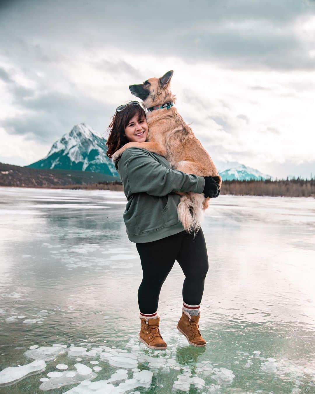 Explore Canadaのインスタグラム：「Hello! My name is Ellie and this is my dog, Akela. We moved here together from Scotland so we are lucky and grateful to have the eyes of a tourist in the place we call home. ⁠⠀ I believe that there are infinite versions of yourself, but the ones sometimes at odds are what you thought you should be doing and what life throws at you. This is something I really struggled with. ⁠⠀ ⁠⠀ I have always worked hard and put my career first (okay maybe second to my dog), and when I imagined myself in Canada it was in Vancouver - climbing that career ladder. ⁠⠀ Then 2020 happened, and I was stuck. Fortunately, I found work on a ranch in the Rockies and it all happened from there! I made a life for myself here and learned to prioritise getting outside and appreciating everything that nature has to offer. ⁠⠀ I may not be climbing that career ladder and living the city life like I thought, but I'm happier than ever. ⁠⠀ ⁠⠀ I enjoy living in Alberta, because for me and Akela every day is an adventure. I love that within hours there are mountains, prairies, ranches and even a desert. ⁠⠀ ⁠⠀ Follow @crabbtacular and @canada_ke to explore our backyard with us. Thank you to everyone who has made us feel so welcome here. We are excited to keep making Canada our home. ⁠⠀ ⁠⠀ #CanadaNice #ExploreCanada⁠⠀ ⁠⠀ 📷: @crabbtacular⁠⠀ 📍: @travelalberta⁠⠀ ⁠⠀ #TravelAlberta #ExploreAlberta⁠⠀」