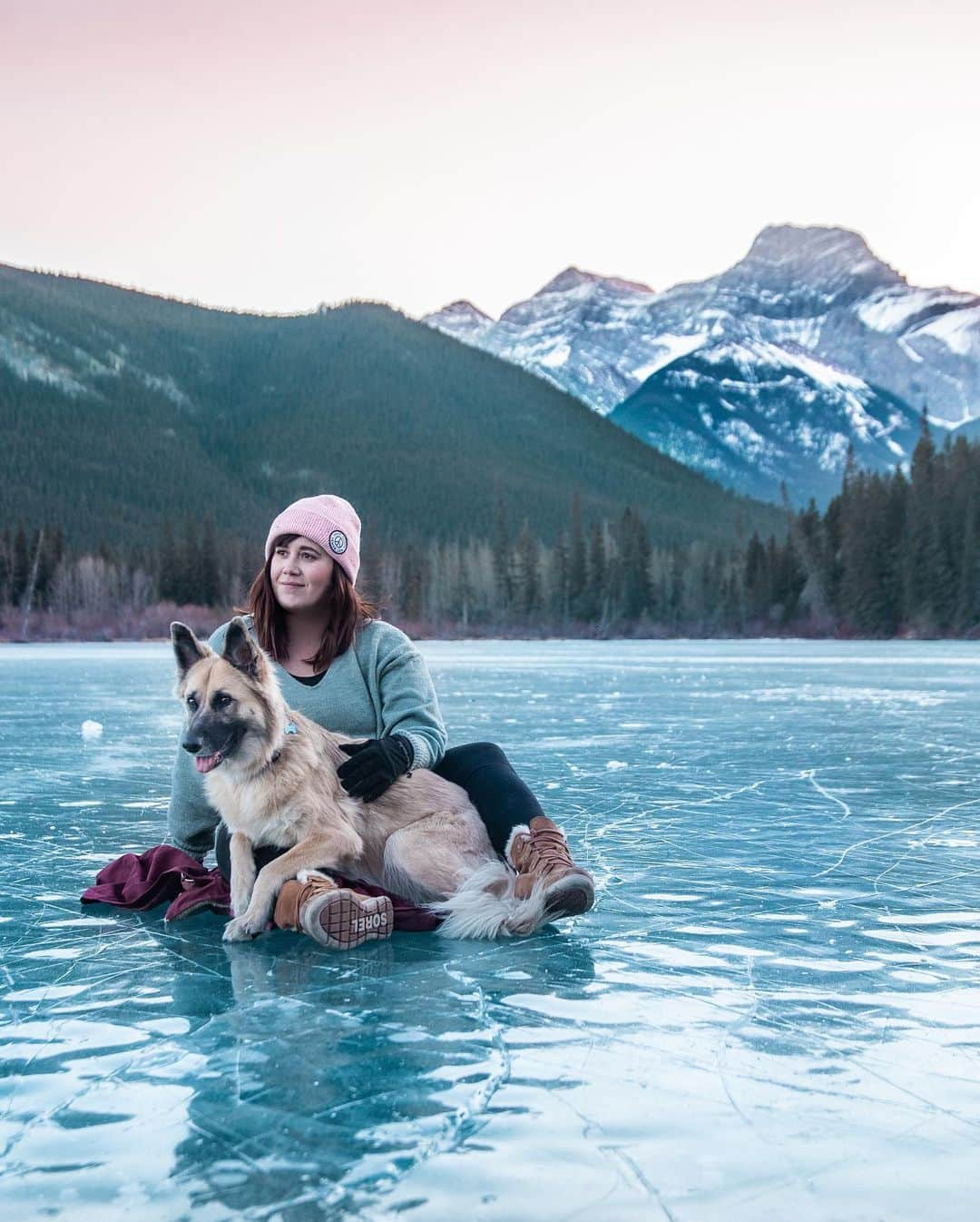 Explore Canadaさんのインスタグラム写真 - (Explore CanadaInstagram)「Hello! My name is Ellie and this is my dog, Akela. We moved here together from Scotland so we are lucky and grateful to have the eyes of a tourist in the place we call home. ⁠⠀ I believe that there are infinite versions of yourself, but the ones sometimes at odds are what you thought you should be doing and what life throws at you. This is something I really struggled with. ⁠⠀ ⁠⠀ I have always worked hard and put my career first (okay maybe second to my dog), and when I imagined myself in Canada it was in Vancouver - climbing that career ladder. ⁠⠀ Then 2020 happened, and I was stuck. Fortunately, I found work on a ranch in the Rockies and it all happened from there! I made a life for myself here and learned to prioritise getting outside and appreciating everything that nature has to offer. ⁠⠀ I may not be climbing that career ladder and living the city life like I thought, but I'm happier than ever. ⁠⠀ ⁠⠀ I enjoy living in Alberta, because for me and Akela every day is an adventure. I love that within hours there are mountains, prairies, ranches and even a desert. ⁠⠀ ⁠⠀ Follow @crabbtacular and @canada_ke to explore our backyard with us. Thank you to everyone who has made us feel so welcome here. We are excited to keep making Canada our home. ⁠⠀ ⁠⠀ #CanadaNice #ExploreCanada⁠⠀ ⁠⠀ 📷: @crabbtacular⁠⠀ 📍: @travelalberta⁠⠀ ⁠⠀ #TravelAlberta #ExploreAlberta⁠⠀」2月11日 2時27分 - explorecanada