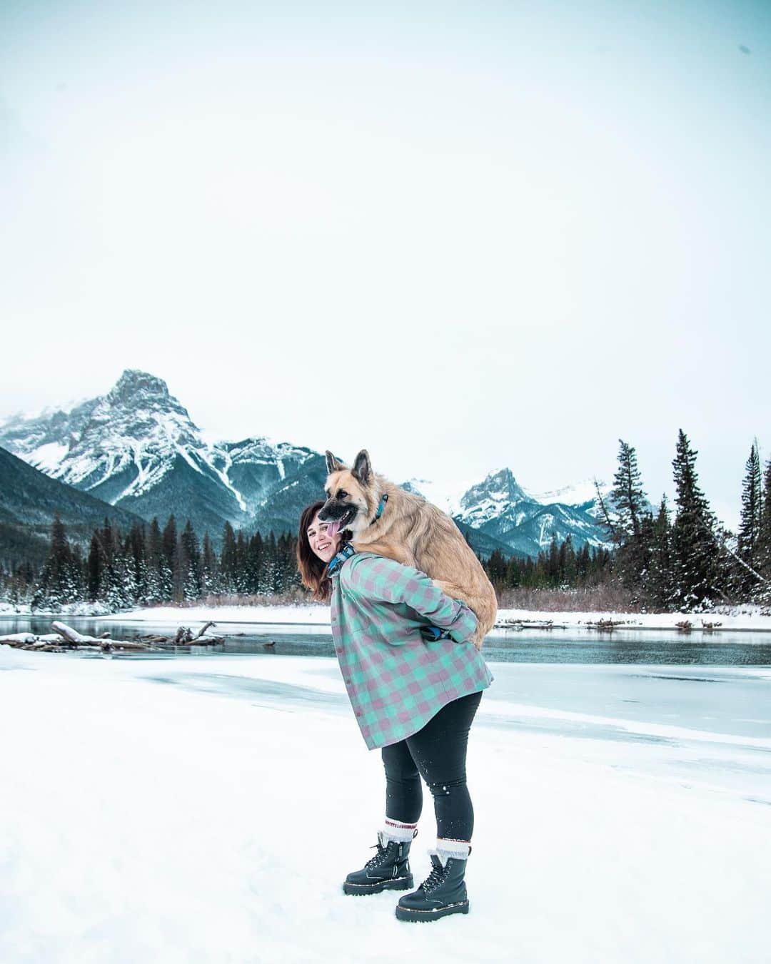 Explore Canadaさんのインスタグラム写真 - (Explore CanadaInstagram)「Hello! My name is Ellie and this is my dog, Akela. We moved here together from Scotland so we are lucky and grateful to have the eyes of a tourist in the place we call home. ⁠⠀ I believe that there are infinite versions of yourself, but the ones sometimes at odds are what you thought you should be doing and what life throws at you. This is something I really struggled with. ⁠⠀ ⁠⠀ I have always worked hard and put my career first (okay maybe second to my dog), and when I imagined myself in Canada it was in Vancouver - climbing that career ladder. ⁠⠀ Then 2020 happened, and I was stuck. Fortunately, I found work on a ranch in the Rockies and it all happened from there! I made a life for myself here and learned to prioritise getting outside and appreciating everything that nature has to offer. ⁠⠀ I may not be climbing that career ladder and living the city life like I thought, but I'm happier than ever. ⁠⠀ ⁠⠀ I enjoy living in Alberta, because for me and Akela every day is an adventure. I love that within hours there are mountains, prairies, ranches and even a desert. ⁠⠀ ⁠⠀ Follow @crabbtacular and @canada_ke to explore our backyard with us. Thank you to everyone who has made us feel so welcome here. We are excited to keep making Canada our home. ⁠⠀ ⁠⠀ #CanadaNice #ExploreCanada⁠⠀ ⁠⠀ 📷: @crabbtacular⁠⠀ 📍: @travelalberta⁠⠀ ⁠⠀ #TravelAlberta #ExploreAlberta⁠⠀」2月11日 2時27分 - explorecanada