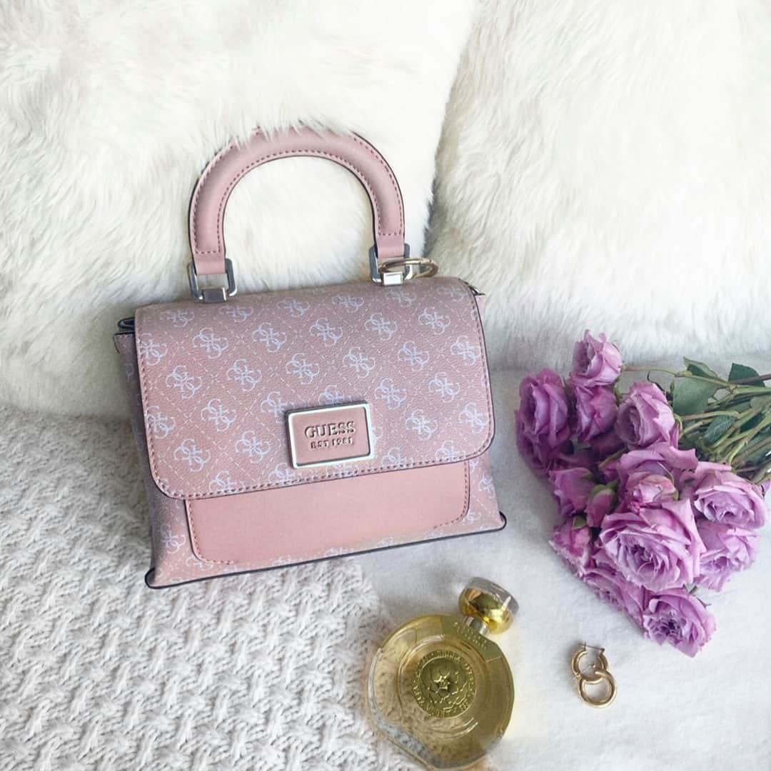 ゲスのインスタグラム：「blushing over this mini logo bag ☺️🌸💕 tap to shop! #GUESSHandbags」