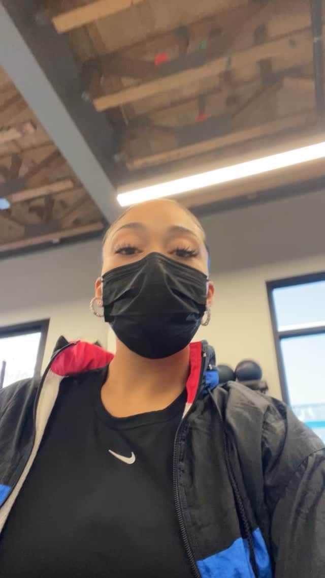 ジョーディン・ウッズのインスタグラム：「WELLNESS WEDNESDAY 💪🏾🖤 @frst.place」