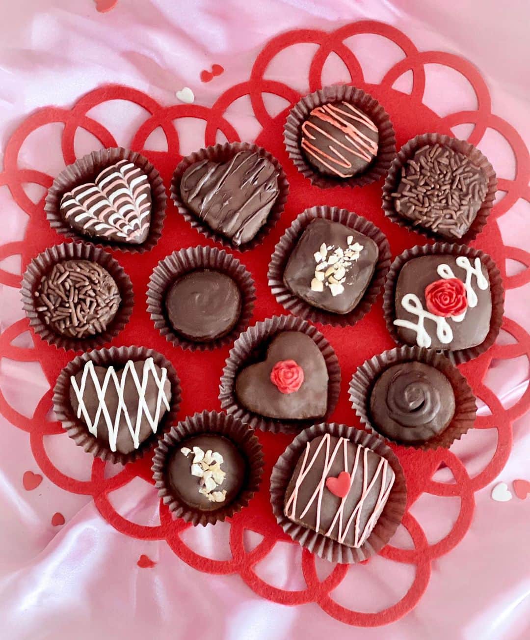 ティファニー・トートさんのインスタグラム写真 - (ティファニー・トートInstagram)「They may look like chocolates that come from inside of a cute #Vday heart box, but they are actually cookies! 🥰🍪 These delicious vegan/gf chocolate cookies are perfect for #Valentinesday♥️ Imagine if an Oreo and a macaron had a baby, that’s exactly what these lil cookies taste like 😋   Recipe: link in bio」2月11日 2時37分 - tiffanytothxoxo