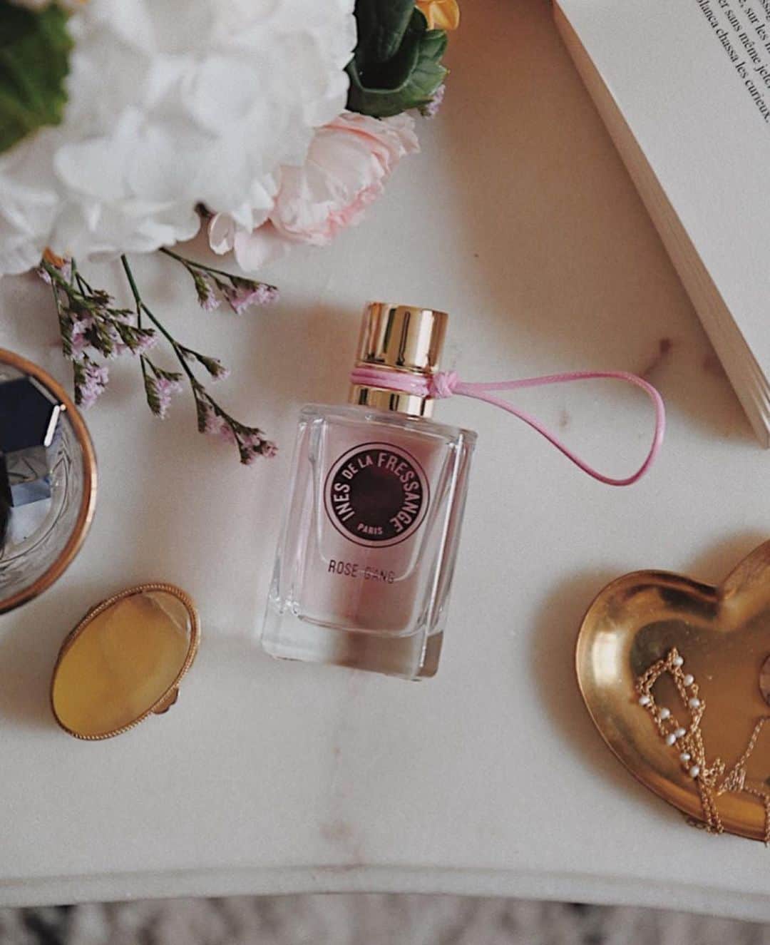 イネスドゥラフレサンジュのインスタグラム：「Parfum Rose Gang 🌸 Parfum Signature d’Ines de la Fressange Paris  Comme une ode à la rose, ce délicat parfum floral est manifié par les facettes fraiches et pures de l’eau de rose et par les inflexions vertes de la feuille de nénuphar. Le coeur apporte une douceur caressante et se mêle aux notes élégantes de cèdre blanc et de mousse pour révéler un sillage inoubliable.  📷 @charlene_hands   #inesdelafressangeparis #inesdelafressange #parfum #fragrance」