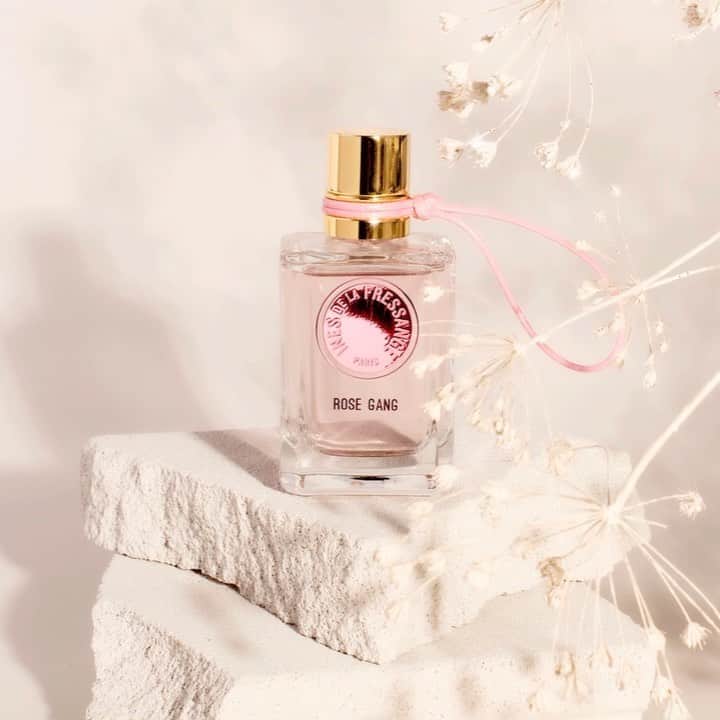 イネスドゥラフレサンジュのインスタグラム：「Parfum Rose Gang 🌸 Parfum Signature d’Ines de la Fressange Paris disponible dans nos boutiques et chez Marionnaud @marionnaudfr   www.inesdelafressange.fr   #inesdelafressangeparis #inesdelafressange #parfum #fragrance」