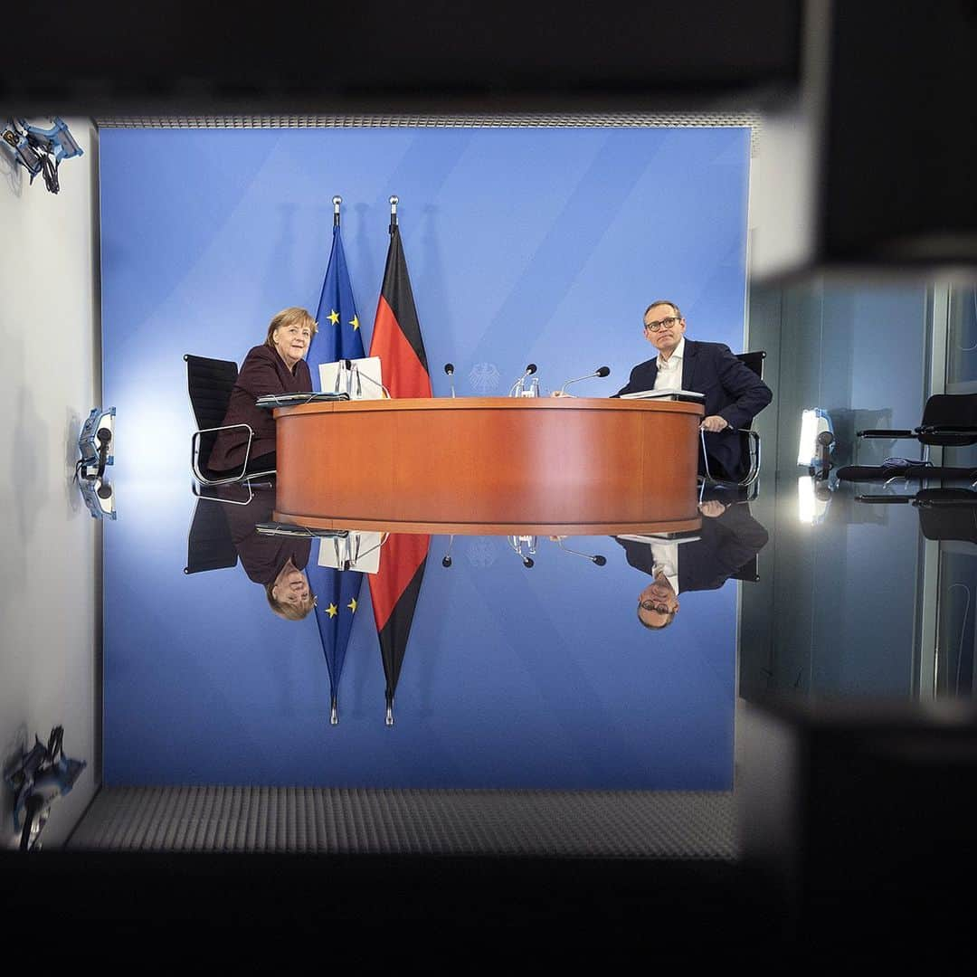 アンゲラ・メルケルさんのインスタグラム写真 - (アンゲラ・メルケルInstagram)「Heute im Kanzleramt: Kanzlerin Merkel und Berlins Regierender Bürgermeister Müller sprechen bei den Beratungen von Bund und Ländern zur Eindämmung der Corona-Pandemie mit den Regierungschefinnen und -chefs der Länder. --- Today at the Chancellery: Chancellor Merkel and Berlin's Governing Mayor Müller speak with the heads oft he federal states on containing the Corona pandemic. . . . #Kanzlerin #Corona #Pandemie #Bundesregierung #Landesregierung #Politik #Germany #politics #covid_19」2月11日 2時43分 - bundeskanzlerin