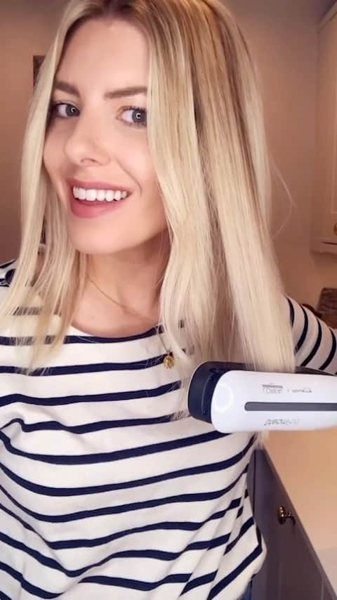 Mollie Kingのインスタグラム：「AD I love trying out different ways to style my hair.  I often go for a relaxed wave but thinking I’ll try a sleek/straight style for Valentines day this weekend.  I’m not with Stuart face to face this year, so we’ll be catching up over zoom… if he remembers! 🤣  My go to haircare is the new @kerastase_official Blond Absolu Cicaextreme Bain and Masque for super soft and nourished healthy hair. To protect my hair before heat styling I use my favourite Blond Absolu Cicaplasme which seals split ends and provides heat protection for up to 230°C. You guys know how much I love the @lorealpro Steampod 3.0 to style my hair, it uses steam technology which is less damaging on hair. If you fancy shopping my good hair day essentials, head over to @lookfantastic 💜」