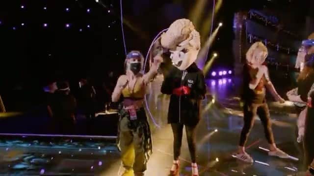 Nika Kljunのインスタグラム：「𝘽𝙚𝙝𝙞𝙣𝙙 𝙩𝙝𝙚 𝙨𝙘𝙚𝙣𝙚𝙨 at the Masked Singer 👩‍🎤🎤🎭🌟 @themaskedsingerfox 🔥  Did any of you guess that @therealtaylordayne was #Popcorn 🍿⁉️😜 #𝗻𝗶𝗸𝗮𝗸𝗹𝗷𝘂𝗻𝗰𝗵𝗼𝗿𝗲𝗼𝗴𝗿𝗮𝗽𝗵𝘆  . There is so much that leads up to the performances that you guys watch on TV...it truly takes a village to create awesome moments. 🏆🎖🎯✨That’s why nothing is better than working with a team full of people who are amazingly talented at what they do. 🙌🏼 . It’s especially important to have an efficient, professional and on point team when working while taking precautions against covid, so that everyone stays safe while bringing these visions to life. (Masks on, all day every day!) ✅☝🏼🙏🏼 . From performers to choreographers 💁🏼‍♀️, to set designers, stylists, hair and makeup, camera operators, production... and so much more... the village is strong, and we #MakeItHappen 💪🏼🤩🔥 (Thank you to my friend @morgschoice for being the best assistant to me on this job & @tianatoday @kaykalbfleisch @chloestorey for be the best creative team!💗) . & in case you’re from the younger generation and maybe don’t know who the Grammy nominated #TaylorDayne is...you are about to find out! 😜 Stay tuned for more posts! ♥️ #poplegend . #tvshow #performancetraining #celebrities #foxtv #dancelovers #dancelifestyle #dancechoreography #dancechoreographer #nikakljun #amazingteam #skyisthelimit」