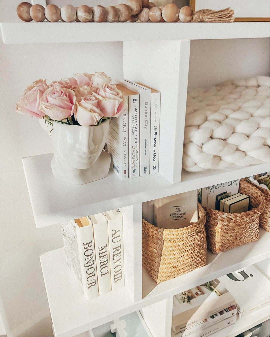 Stephanie Sterjovskiさんのインスタグラム写真 - (Stephanie SterjovskiInstagram)「Touches of light ✨ We’ve loved this bookcase for years and it’s the piece I get asked about the most in our home. Linking it here with the decor I styled it with: http://liketk.it/383fC @liketoknow.it #liketkit #LTKVDay #LTKhome #jollyabode #shelfie #bookshelfstyling」2月11日 3時02分 - stephsjolly