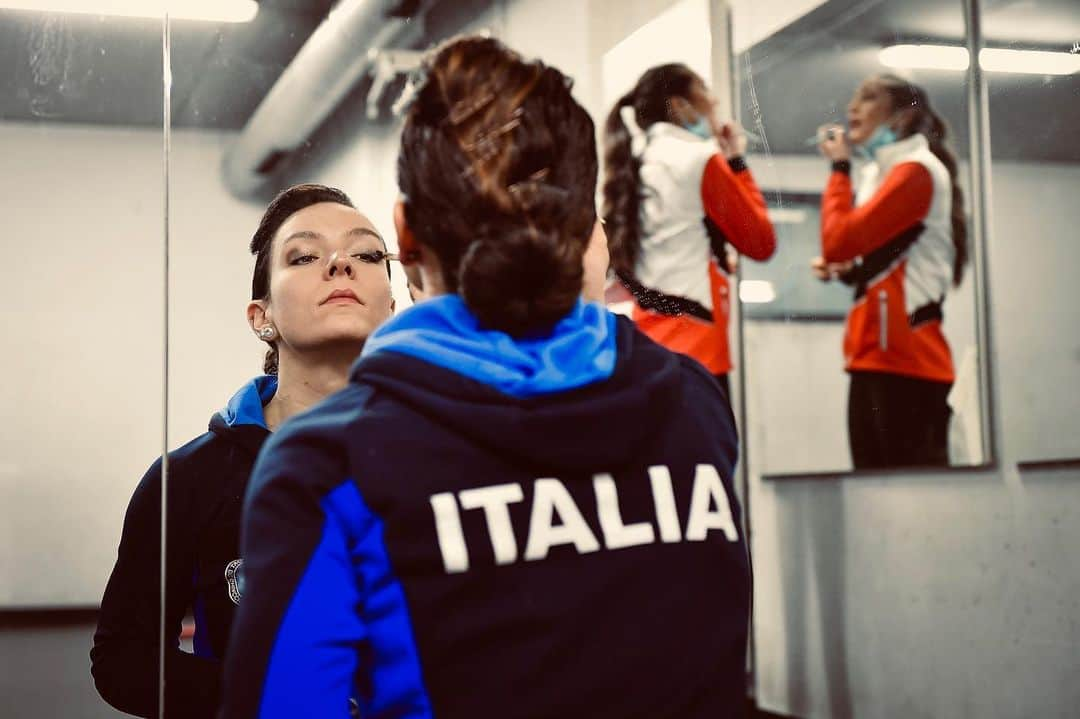 ロベルタ・ロデギエーロのインスタグラム：「Ore di preparazione per pochi minuti di gara...anche questa è una cosa che amo del mio sport⛸🌟💕 #backstage  Ph. @diebarbieri3」