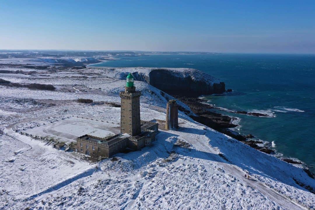 ルモンドのインスタグラム：「« A midi, la perturbation neigeuse ne s’étendait plus que du nord de la région Centre à l’Alsace. Les précipitations ont cessé sur le nord-ouest du pays jusqu’à la région parisienne, excepté encore quelques flocons sur le sud de la Seine-et-Marne », rapporte l’agence Météo-France dans son dernier bulletin. Entre 2 cm et 5 cm de neige sont tombés sur le pays et localement plus, jusqu’à une dizaine de centimètres et même davantage, dans les Côtes-d’Armor, département breton particulièrement touché et peu habitué aux épisodes neigeux.⁣ La vigilance orange concernait 34 départements, pour du grand froid dans le Nord, de la neige et du verglas au nord de la Loire et dans le Nord-Est, et des crues dans le Nord et en Charente-Maritime, mercredi 10 février. Au lever du jour, Météo-France mettait en garde contre le regel des chaussées sur la moitié nord du pays.⁣ -⁣ Le Cap Fréhel sous la neige, dans les Côtes-d’Armor, le 10 février. Photo : Damien Meyer / AFP (@afpphoto)⁣ -⁣ #meteo #neige #Bretagne」