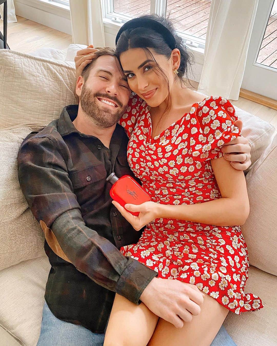Sazan Hendrixさんのインスタグラム写真 - (Sazan HendrixInstagram)「He loves when I shave my legs and I love when he wears @ralphlaurenfragrances Polo Red cologne 🥰 Now all we need is a date night. Anyone wanna come babysit? 😆 #valentinesdaymood #ralphlaurenfragrances #rlfragrancespartner」2月11日 3時07分 - sazan