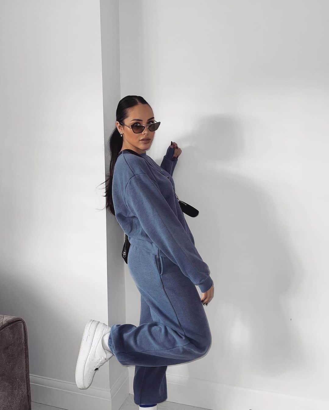 マーニー・シンプソンさんのインスタグラム写真 - (マーニー・シンプソンInstagram)「Never want to stop wearing comfies 💙  Tracksuit from @prettylittlething #ad」2月11日 3時10分 - marns